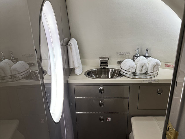 2008 Hawker 750 S/N HB-0008 - Lavatory View